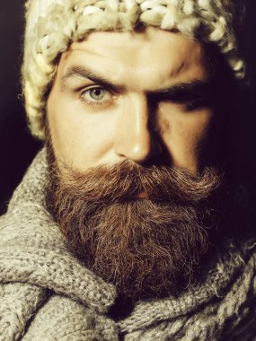 Sakallı sakallı adam kaşlarını