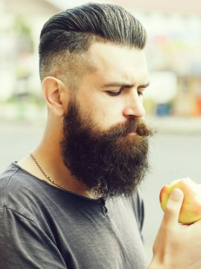 sakallı adam yeme elma