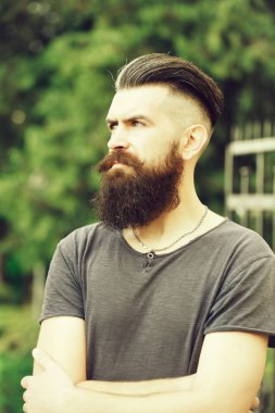 Mavi gökyüzü üzerinde sakallı adam