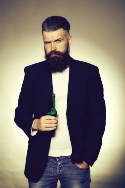Sakallı adam bira şişesi ile