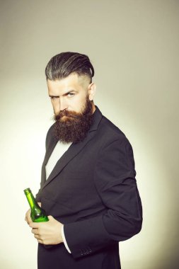 Sakallı adam bira şişesi ile