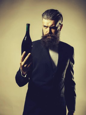 Şarap şişesi ile sakallı adam