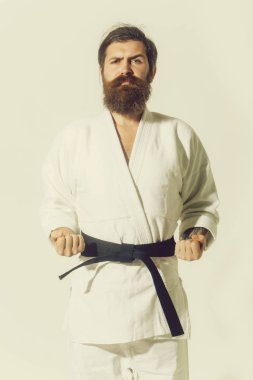 Sakallı karate adam, acımasız beyaz ciddi hipster kimono içinde