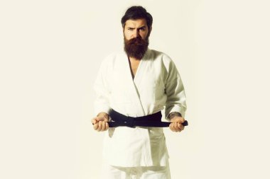 Sakallı karate adam, acımasız beyaz ciddi hipster kimono içinde