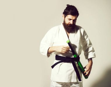 kimono yeşil beysbol sopası ile gülümseyen karate erkekte sakallı