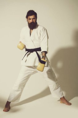 ciddi karate erkek kimono ve boks eldivenleri sakallı