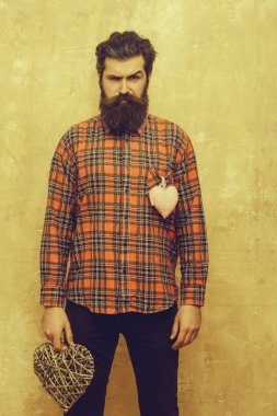 İki kalp ile ciddi adam sakallı