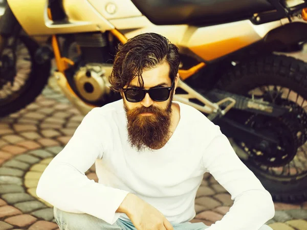 Çekici bir adam motosiklet oturur