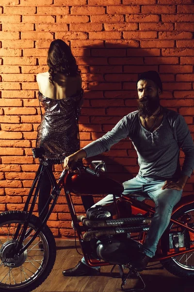 Бородатий велосипедист на мотоциклі — стокове фото