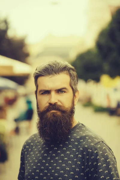 Sakallı yakışıklı açık