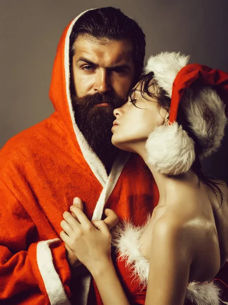サンタのひげを生やした男とかわいい女の子 — ストック写真