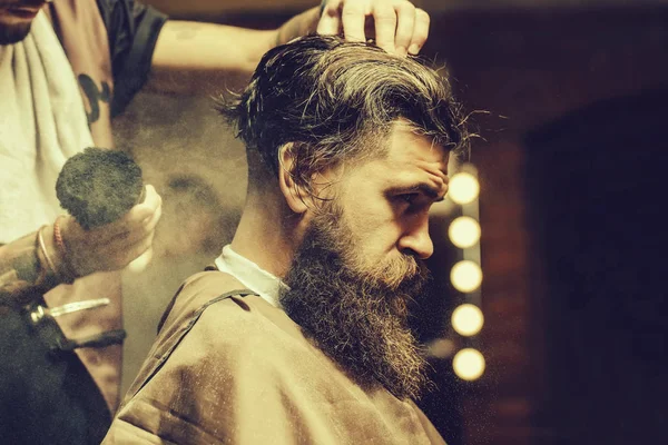 Makyaj fırça ile cilt üzerinde toz alma adam sakallı