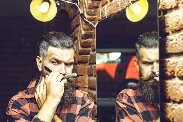 Hombre con afeitadora cerca del espejo —  Fotos de Stock