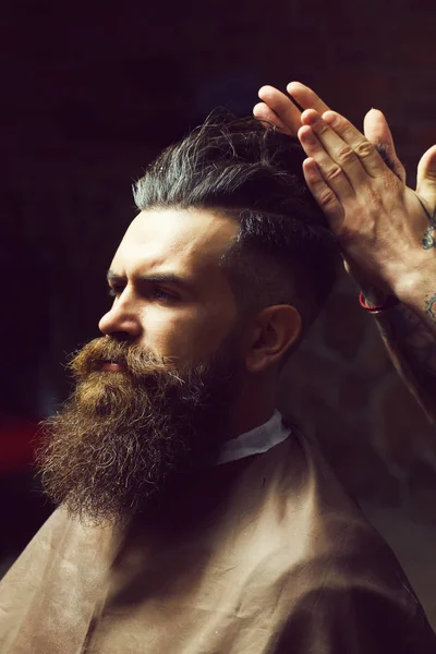 Bearded man with long beard getting hair styling — Stock Photo, Image