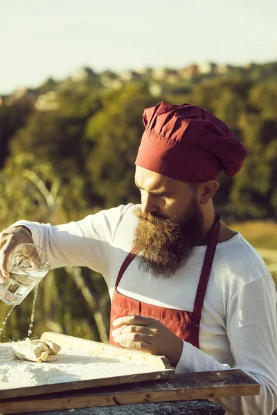 Homem cozinheiro chef com vidro — Fotografia de Stock