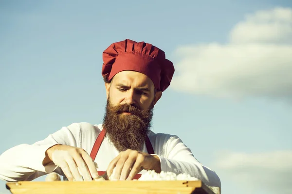 Homem cozinheiro amassar massa — Fotografia de Stock