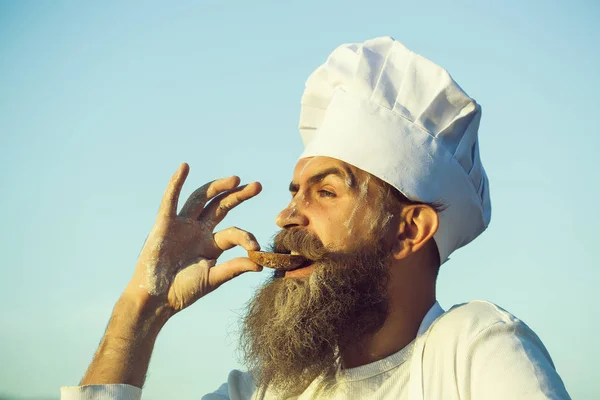 Бородатий чоловік готує шеф-кухар — стокове фото