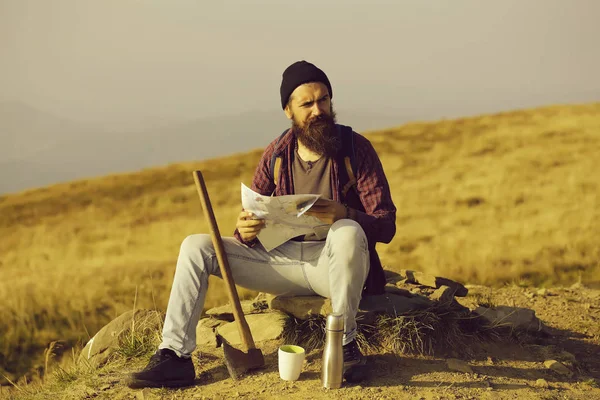 Sakallı adam rota araştırıyor