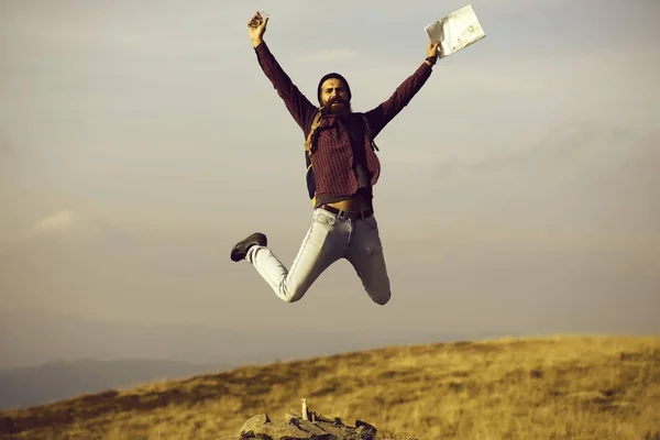 Homem hipster salta com mapa — Fotografia de Stock