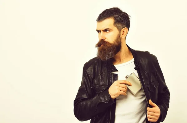 Hombre barbudo serio hipster con tarro metálico en chaqueta de cuero — Foto de Stock