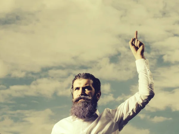 Бородатый человек с голубой бородой на небе — стоковое фото