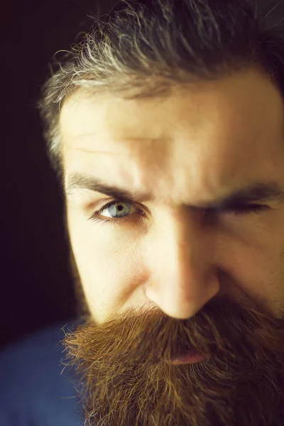 Бородатый серьезный мужчина с усами — стоковое фото