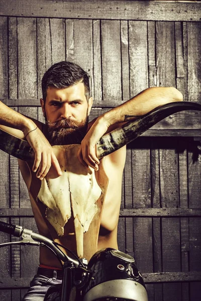 Skäggig man hipster biker — Stockfoto