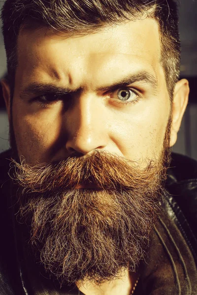 Fruncir el ceño hombre barbudo hipster —  Fotos de Stock