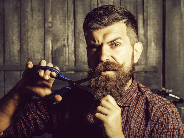 Barber, vousatý muž s nůžkami — Stock fotografie
