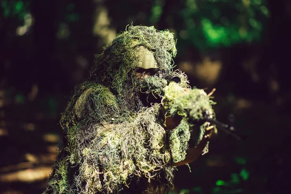 Keskin nişancı ghillie takım elbise giyiyor