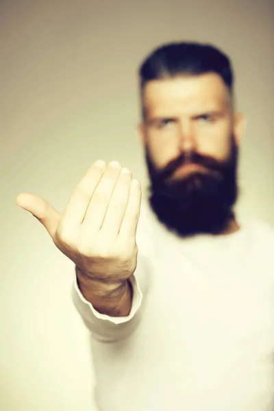 Бородатий чоловік із запрошеним жестом — стокове фото