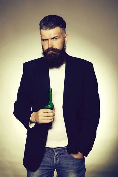 Homem barbudo com garrafa de cerveja — Fotografia de Stock