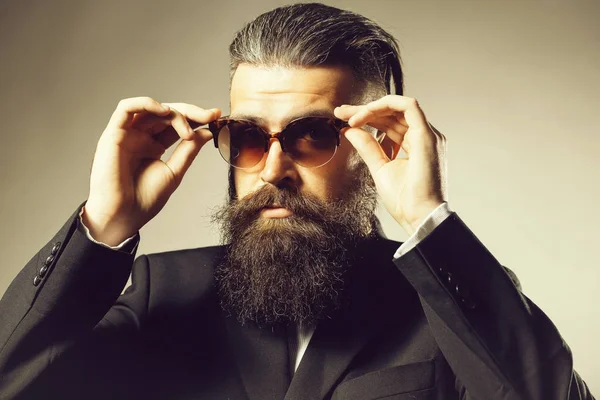 Hombre guapo barbudo en gafas de sol — Foto de Stock