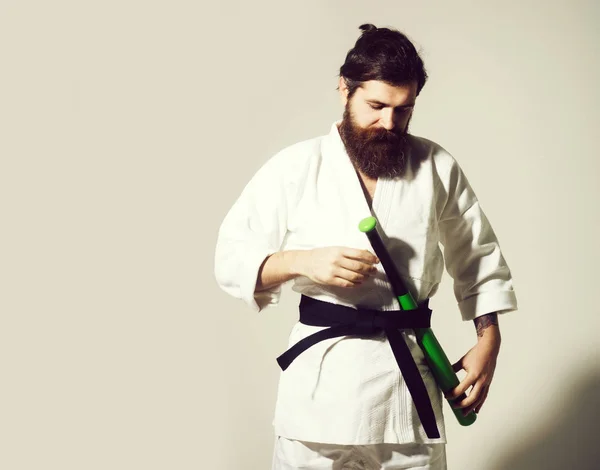 Skäggiga leende karate man i kimono med gröna basebollträ — Stockfoto