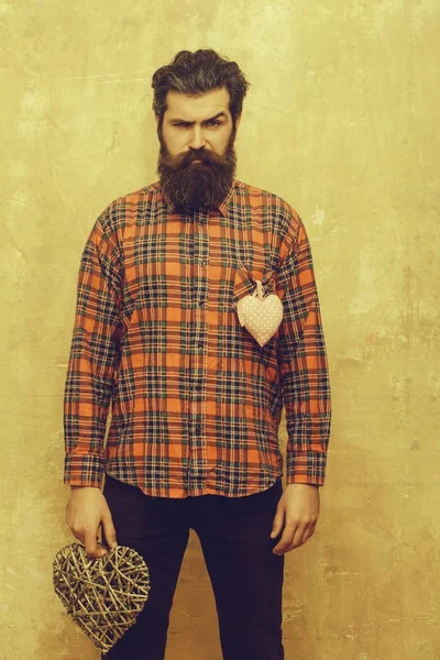 İki kalp ile ciddi adam sakallı