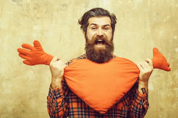 Happy vousatý muž držící tvar hračky červené srdce s rukama — Stock fotografie