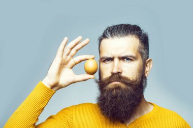 yumurta ile ciddi sakallı adam