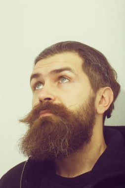 Sakallı şaşırmış acımasız beyaz adam aramak