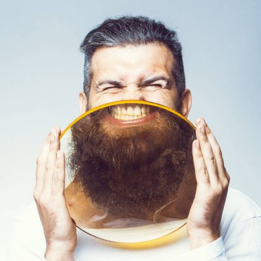 Büyüteç ile sakallı adam