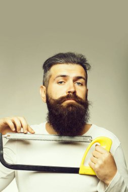 Sakallı adam testere ile