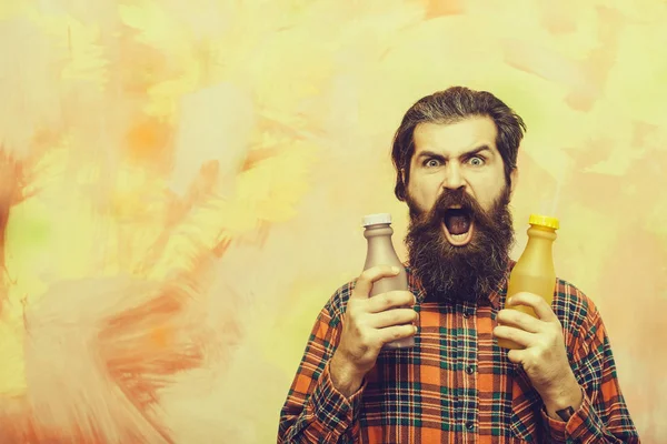 Boos bebaarde man met twee plastic flessen — Stockfoto