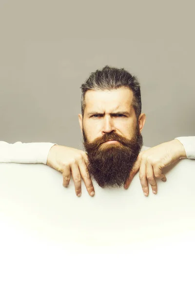 Bearded serious man with paper — Stock Photo, Image