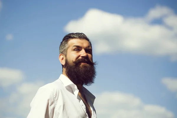 Бородатый человек на голубом небе — стоковое фото