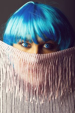 Mavi peruk eşarp arkasında adam