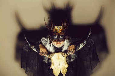 Kafatası ile Gotik adam