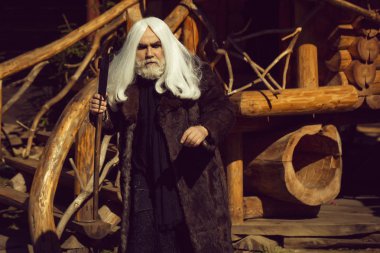 Balta ile acımasız yaşlı büyücü