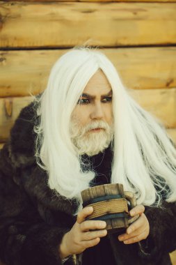 sakallı adam ahşap kupa ile