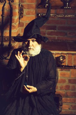 Sarkaç ile eski Sihirbazı