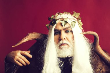 Zeus Tanrı boynuzları ile