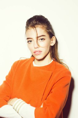 Turuncu ceketli oldukça moda kız